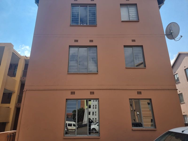 Modern Two Bedroom First floor Apartment for Sale. - Photo 5