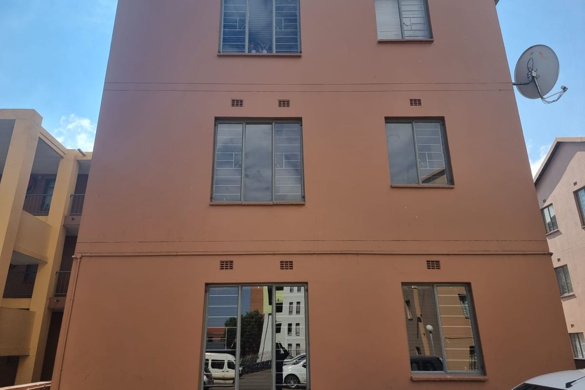 Modern Two Bedroom First floor Apartment for Sale. - Photo 5