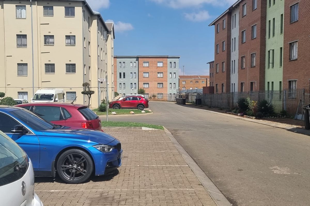 Modern Two Bedroom First floor Apartment for Sale. - Photo 4