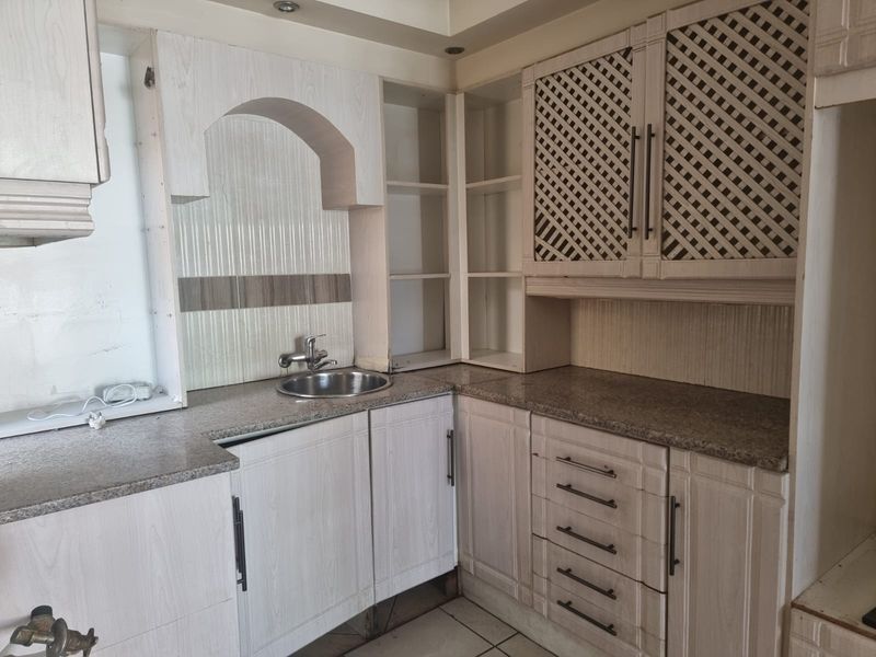 Modern Two Bedroom First floor Apartment for Sale. - Photo 3