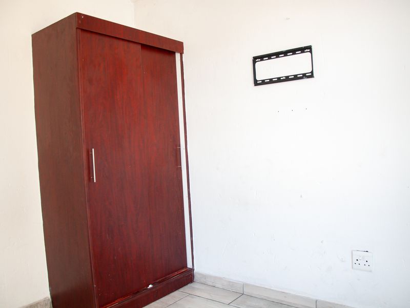 Attractive First Floor Apartment in Windmills Complex - Photo 5