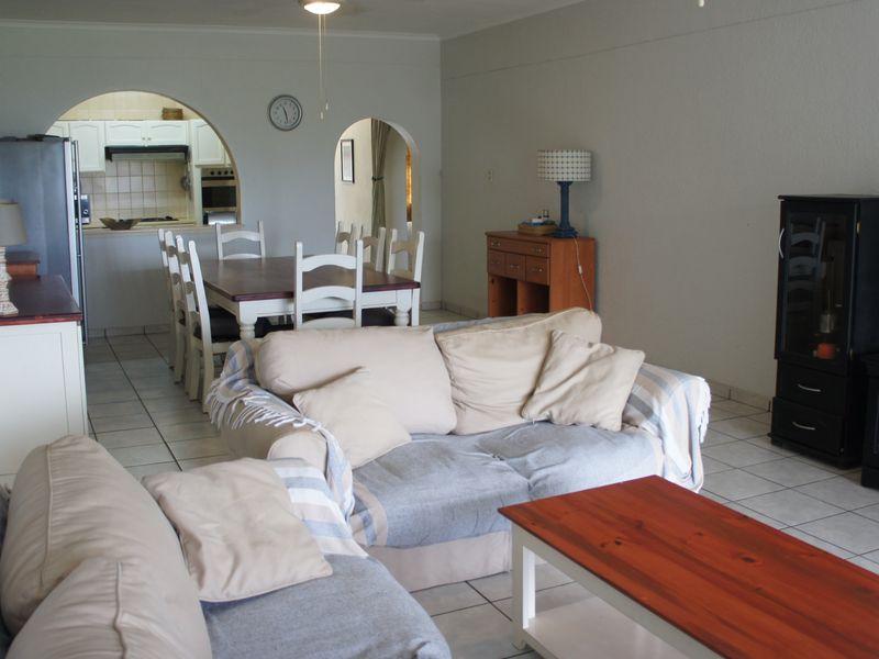 Ground-Level Apartment Overlooking Golf Course: A Spacious Haven in a Secure Complex - Photo 2