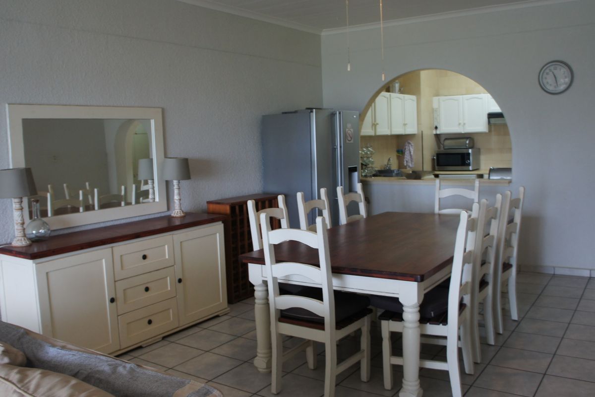 Ground-Level Apartment Overlooking Golf Course: A Spacious Haven in a Secure Complex - Photo 3