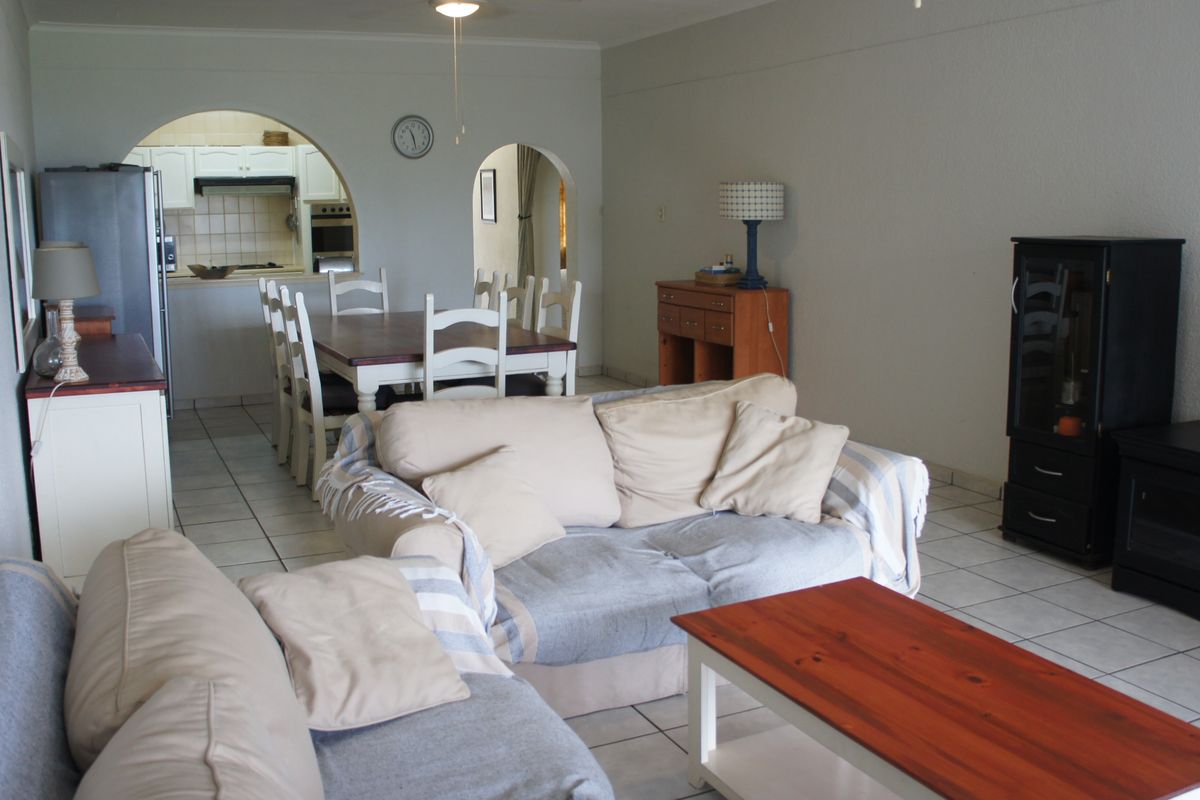 Ground-Level Apartment Overlooking Golf Course: A Spacious Haven in a Secure Complex - Photo 2