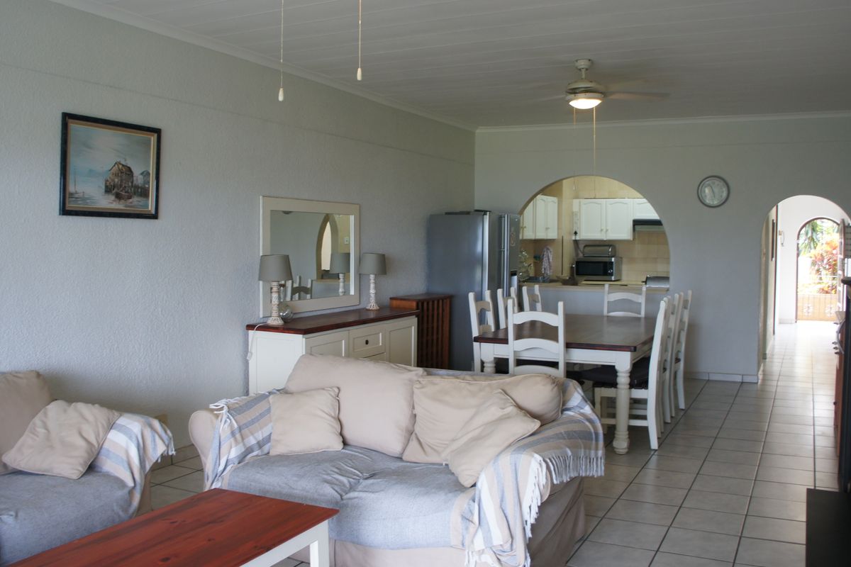 Ground-Level Apartment Overlooking Golf Course: A Spacious Haven in a Secure Complex - Photo 4