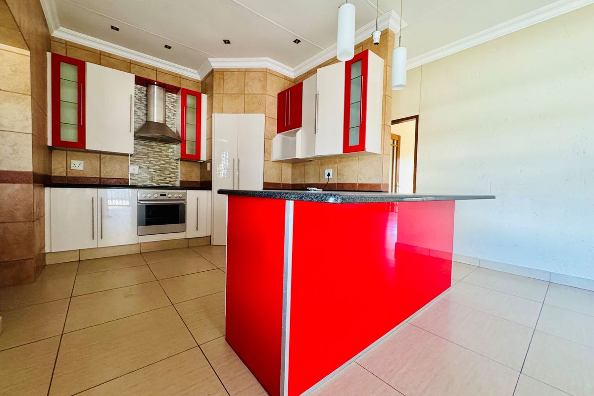 Spacious 3-Bedroom Home with Flatlet & Pool in Annlin - Photo 4