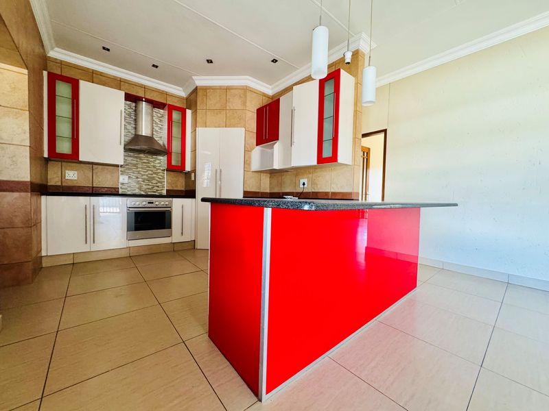Spacious 3-Bedroom Home with Flatlet & Pool in Annlin - Photo 4