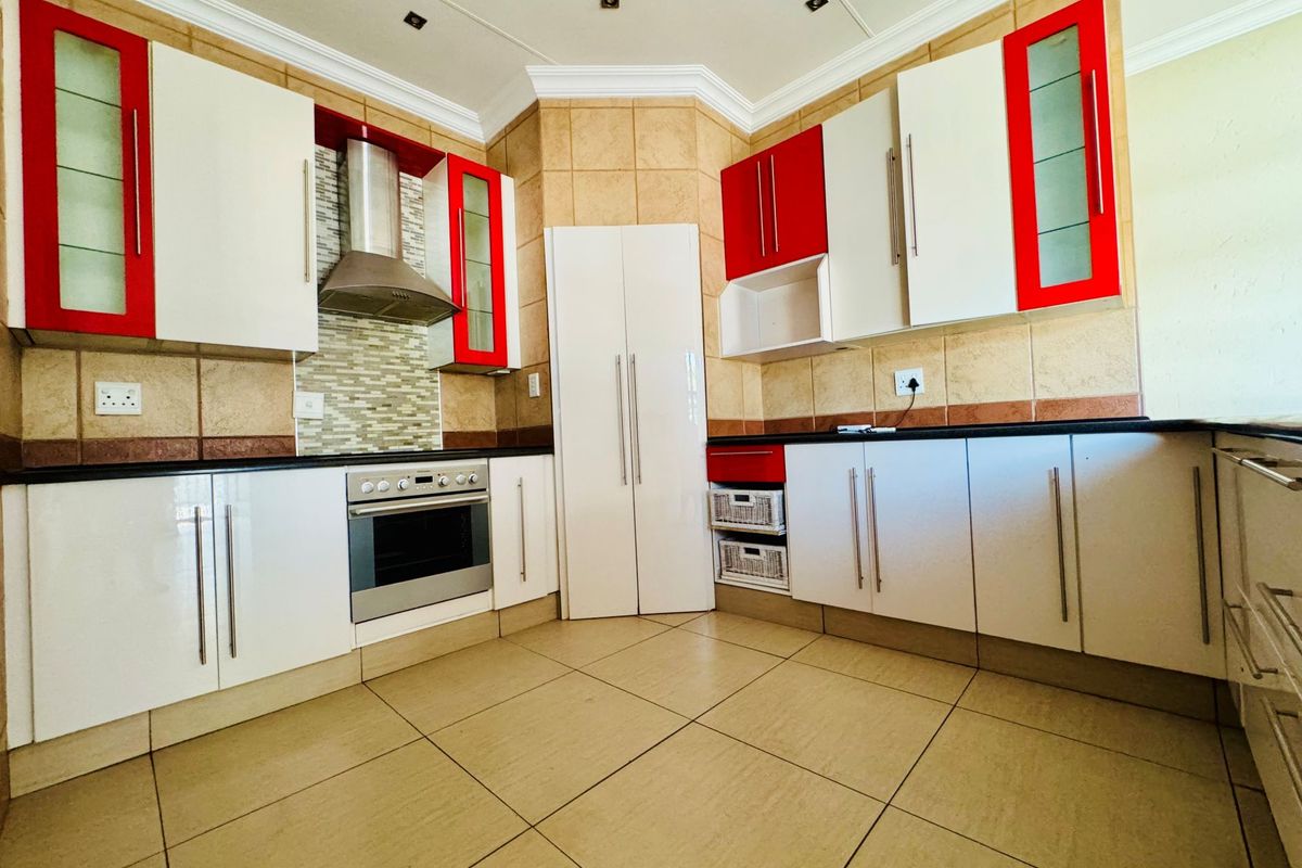 Spacious 3-Bedroom Home with Flatlet & Pool in Annlin - Photo 5