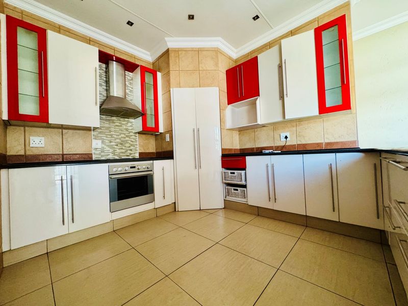 Spacious 3-Bedroom Home with Flatlet & Pool in Annlin - Photo 5