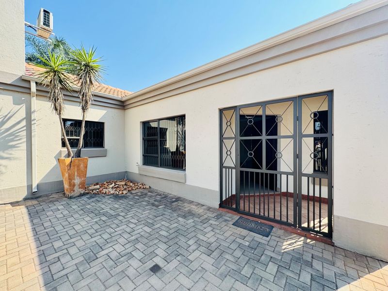 Spacious 3-Bedroom Home with Flatlet & Pool in Annlin - Photo 3