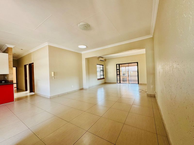 Spacious 3-Bedroom Home with Flatlet & Pool in Annlin - Photo 10