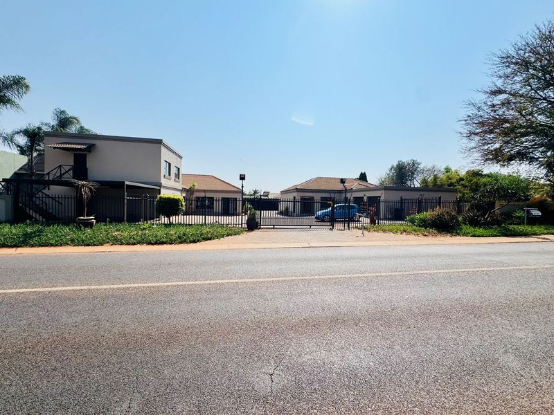 Spacious 3-Bedroom Home with Flatlet & Pool in Annlin - Photo 2