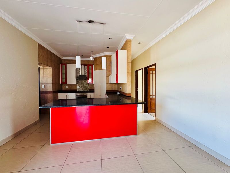 Spacious 3-Bedroom Home with Flatlet & Pool in Annlin - Photo 8