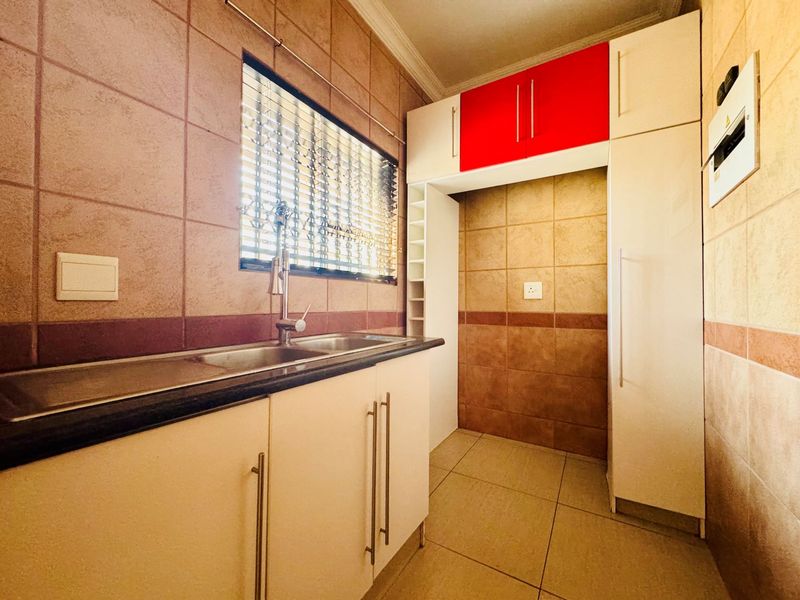 Spacious 3-Bedroom Home with Flatlet & Pool in Annlin - Photo 7