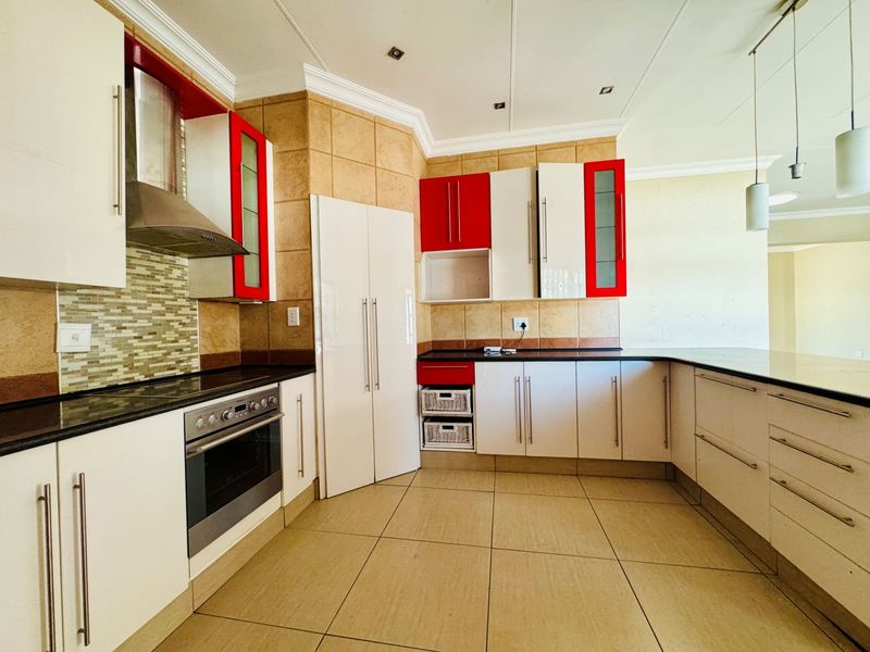 Spacious 3-Bedroom Home with Flatlet & Pool in Annlin - Photo 6