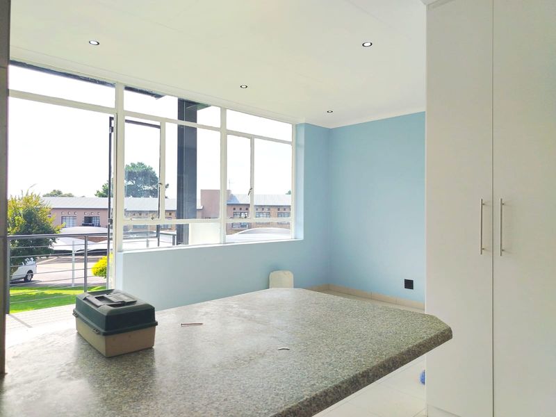 Sunrise Living in a Stylish Open-Plan Studio Retreat - Photo 8