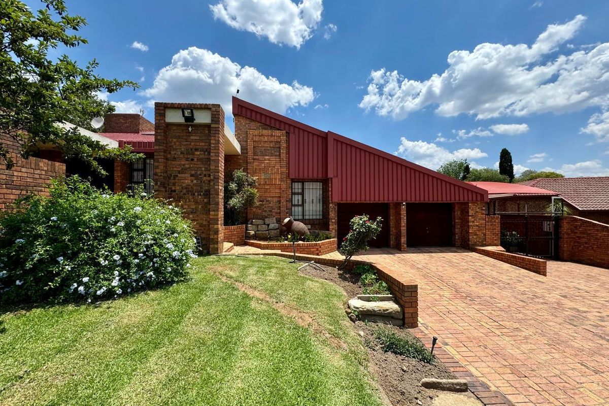Entertainers' heaven!!  Spacious and luxurious off the grid home for sale in Trichardt - Photo 2