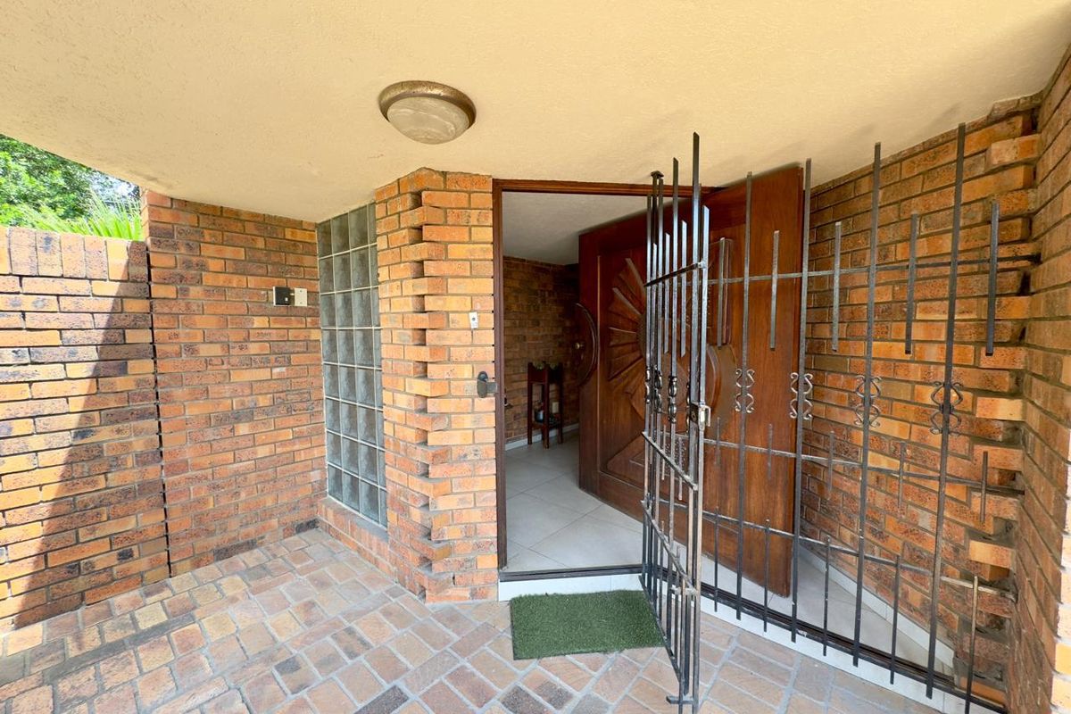 Entertainers' heaven!!  Spacious and luxurious off the grid home for sale in Trichardt - Photo 5