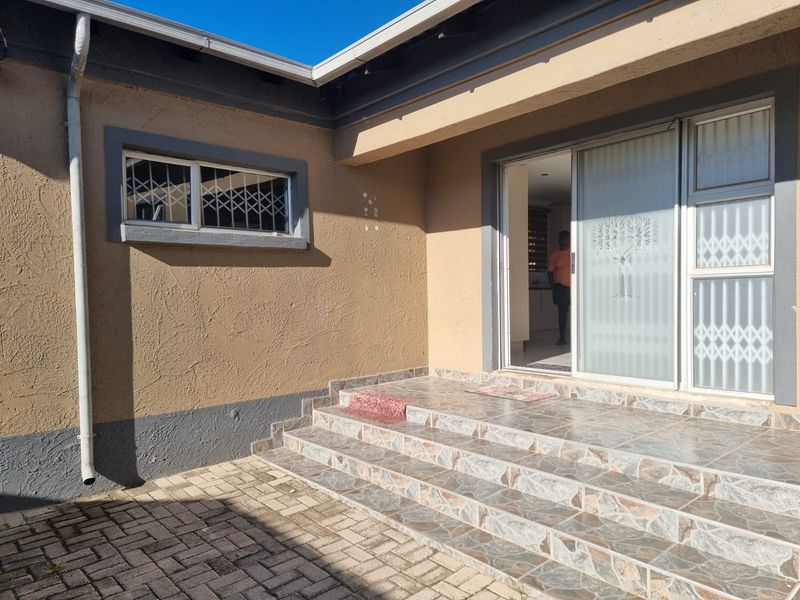 Three Bedroom Two Bathroom House with Garage for Sale - Photo 10