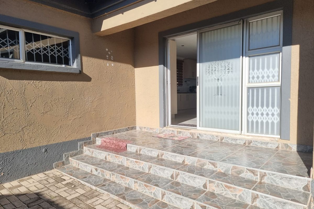 Three Bedroom Two Bathroom House with Garage for Sale - Photo 4