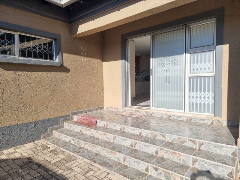 Three Bedroom Two Bathroom House with Garage for Sale - Photo 9