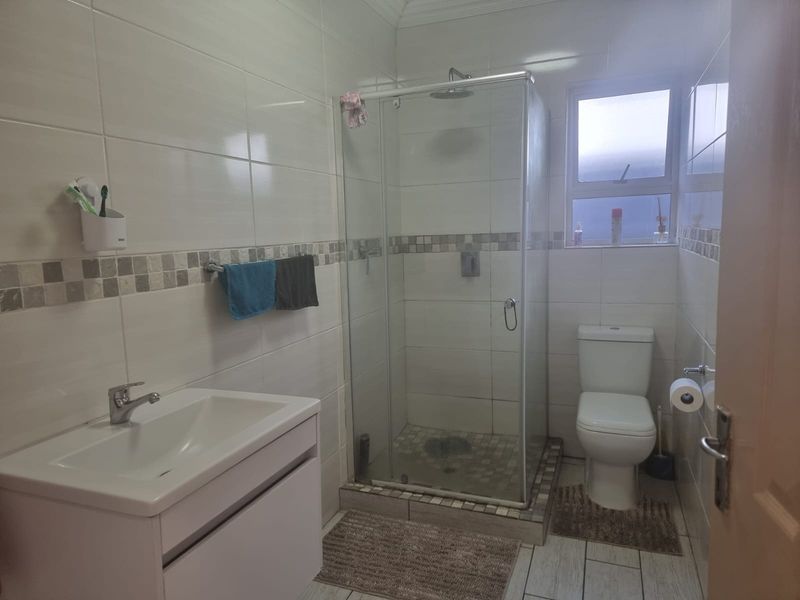 Three Bedroom Two Bathroom House with Garage for Sale - Photo 4