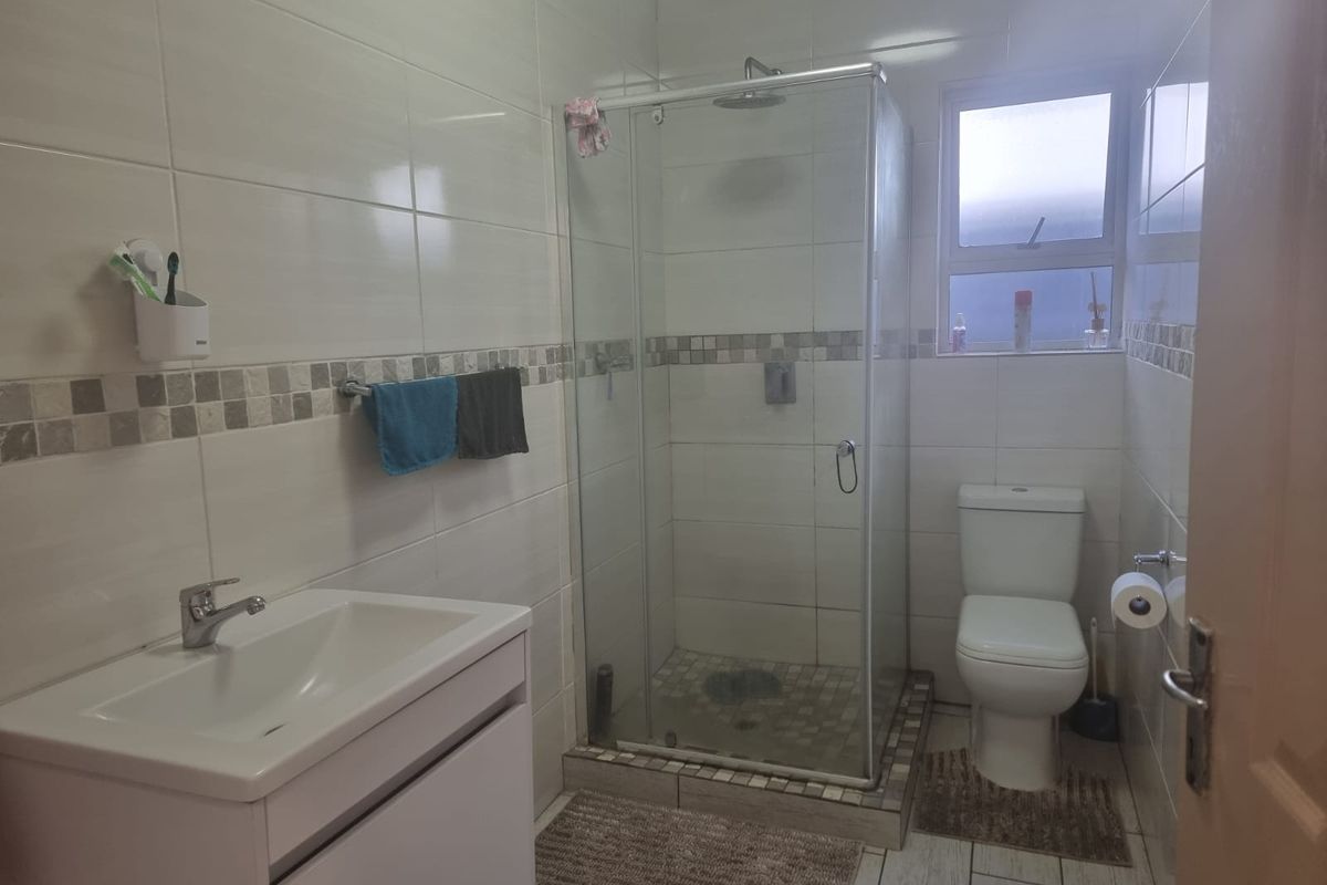 Three Bedroom Two Bathroom House with Garage for Sale - Photo 4