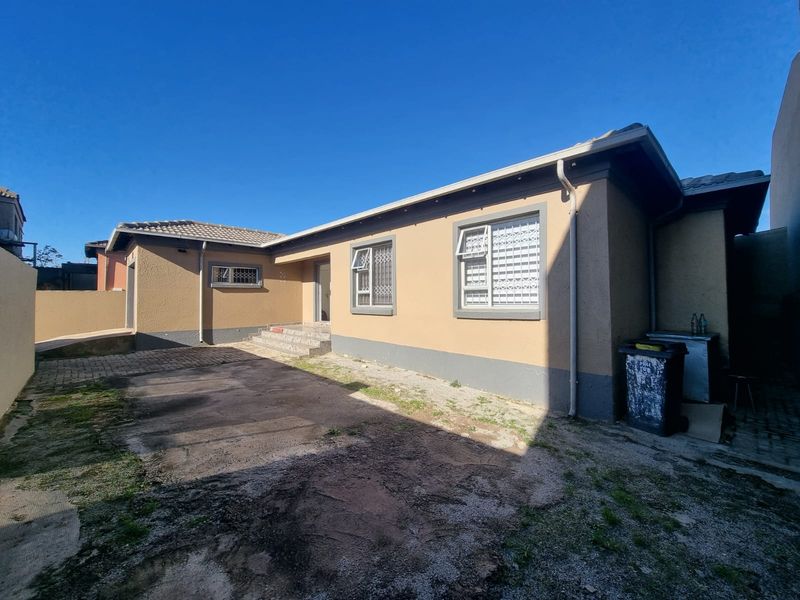 Three Bedroom Two Bathroom House with Garage for Sale - Photo 7