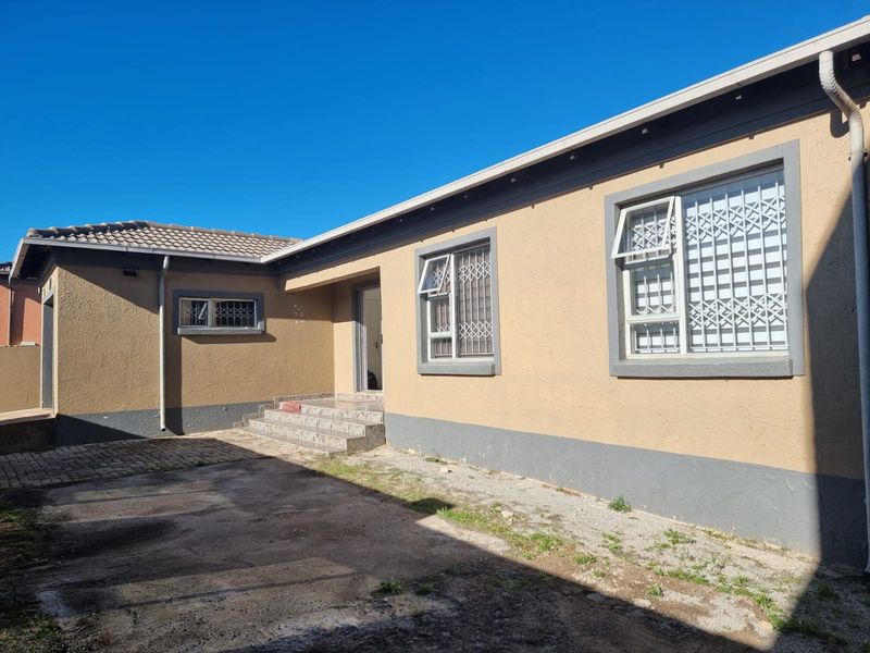 Three Bedroom Two Bathroom House with Garage for Sale - Photo 2