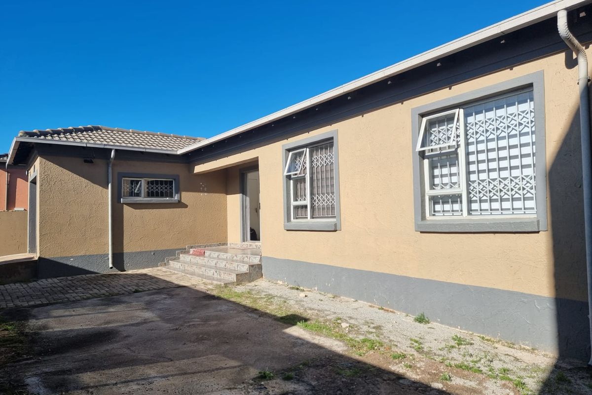 Three Bedroom Two Bathroom House with Garage for Sale - Photo 2