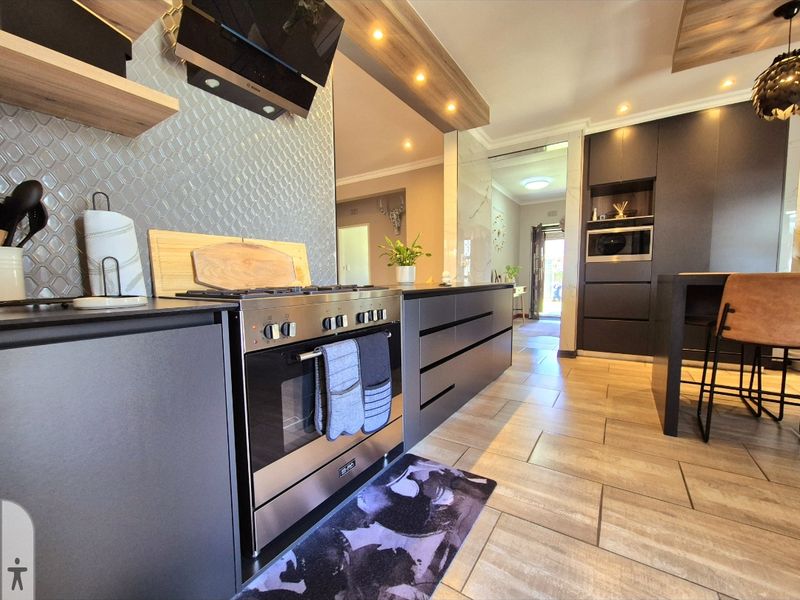 Immaculate move in ready modern secure house - Photo 10