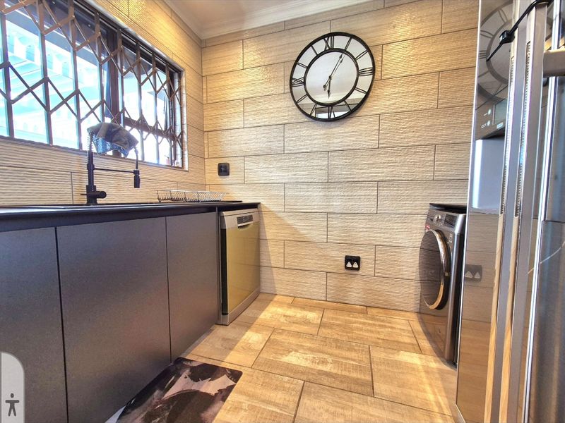 Immaculate move in ready modern secure house - Photo 9