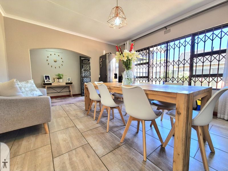 Immaculate move in ready modern secure house - Photo 7