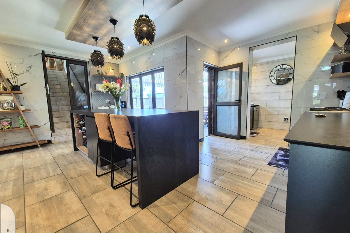 Immaculate move in ready modern secure house - Photo 5