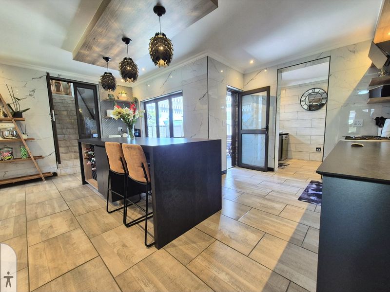 Immaculate move in ready modern secure house - Photo 5