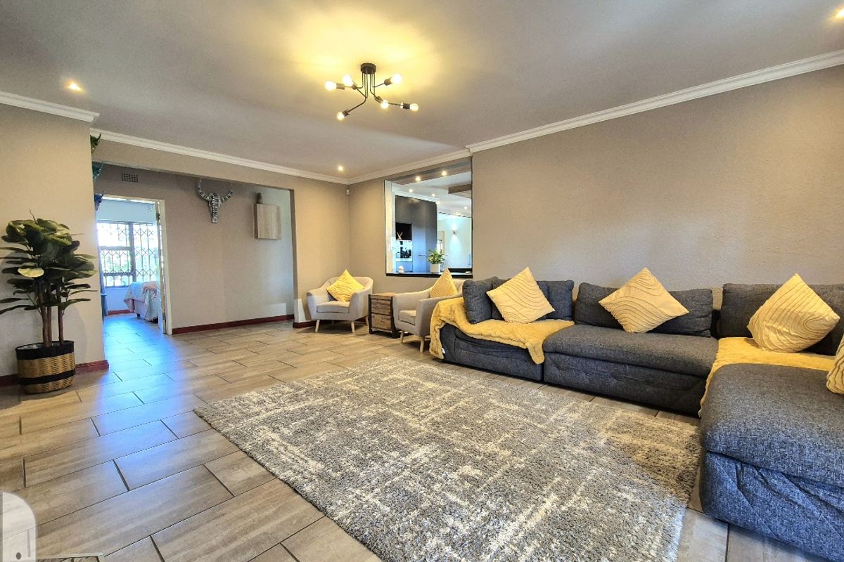 Immaculate move in ready modern secure house - Photo 4