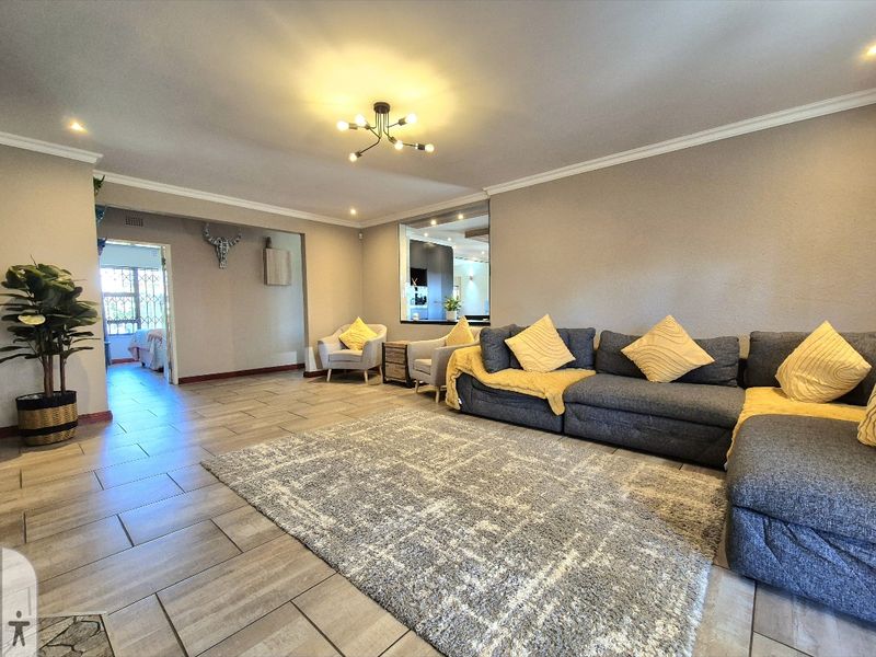 Immaculate move in ready modern secure house - Photo 4