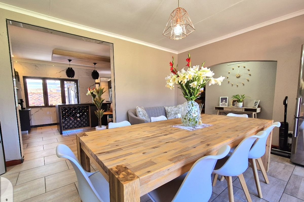 Immaculate move in ready modern secure house - Photo 3