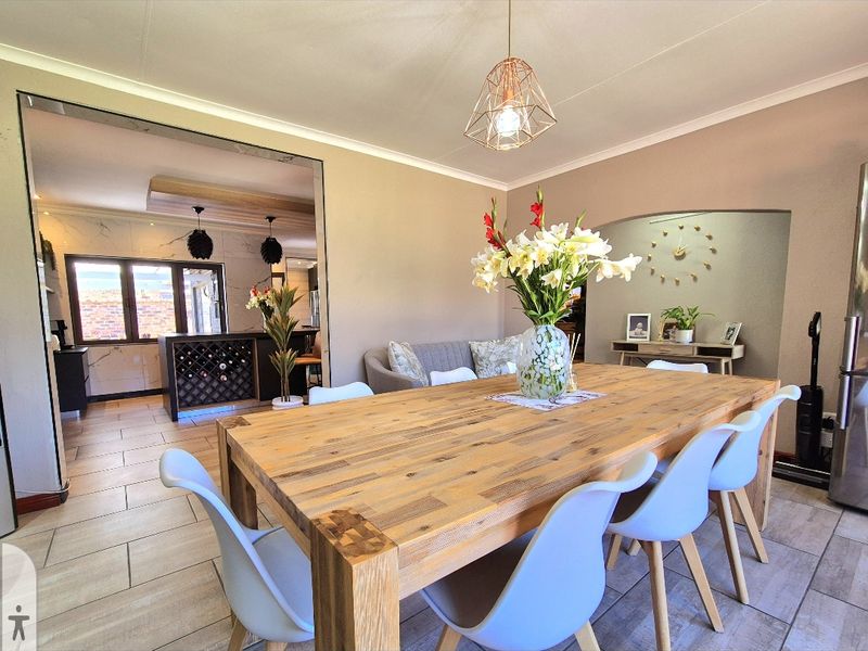 Immaculate move in ready modern secure house - Photo 3