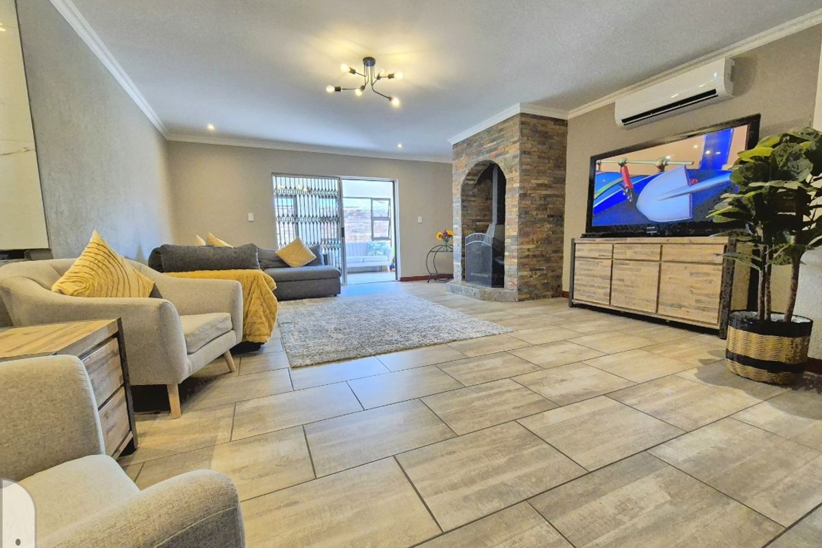 Immaculate move in ready modern secure house - Photo 2