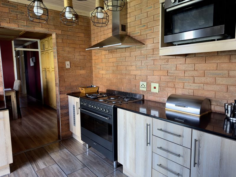 Modern 3-Bedroom Home with Solar Power and Flat Potential. - Photo 7