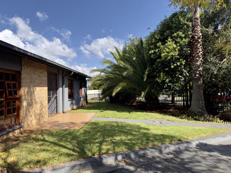 Modern 3-Bedroom Home with Solar Power and Flat Potential. - Photo 3