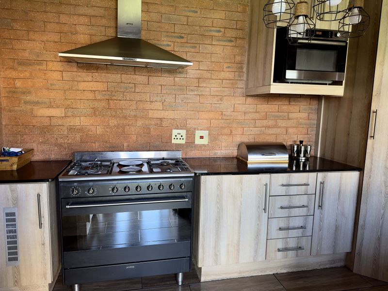 Modern 3-Bedroom Home with Solar Power and Flat Potential. - Photo 5