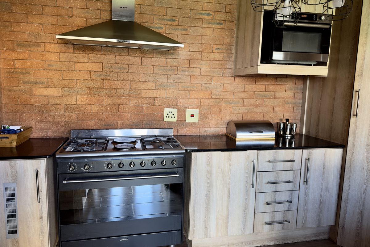 Modern 3-Bedroom Home with Solar Power and Flat Potential. - Photo 5