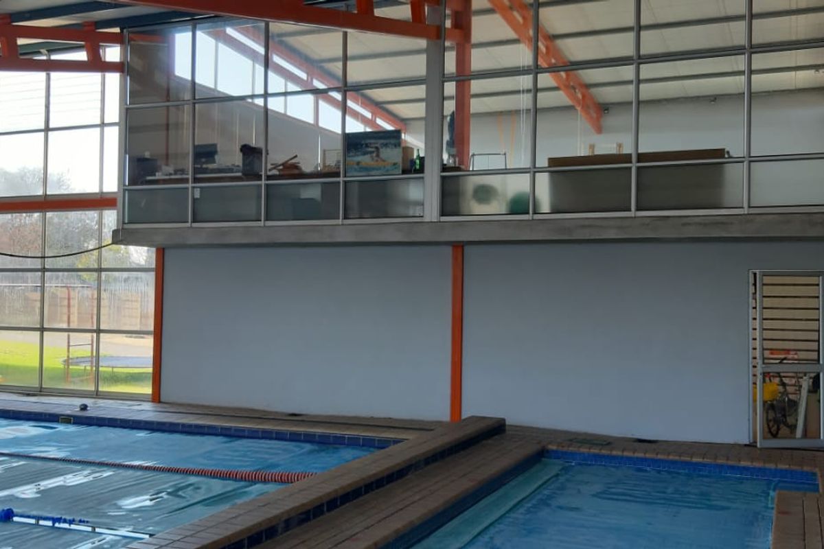 FOR SALE: Unique Property with Indoor Swimming Pool – Endless Potential! - Photo 4