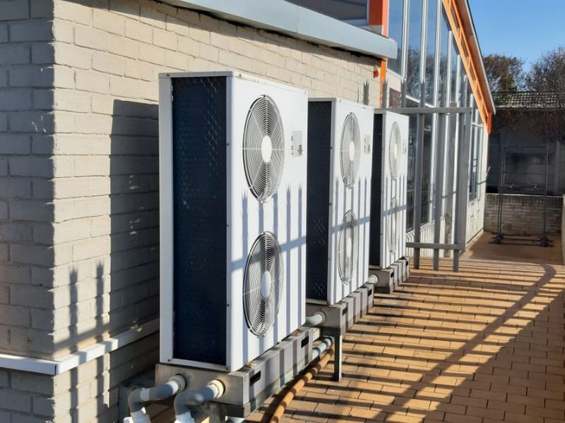 FOR SALE: Unique Property with Indoor Swimming Pool – Endless Potential! - Photo 10