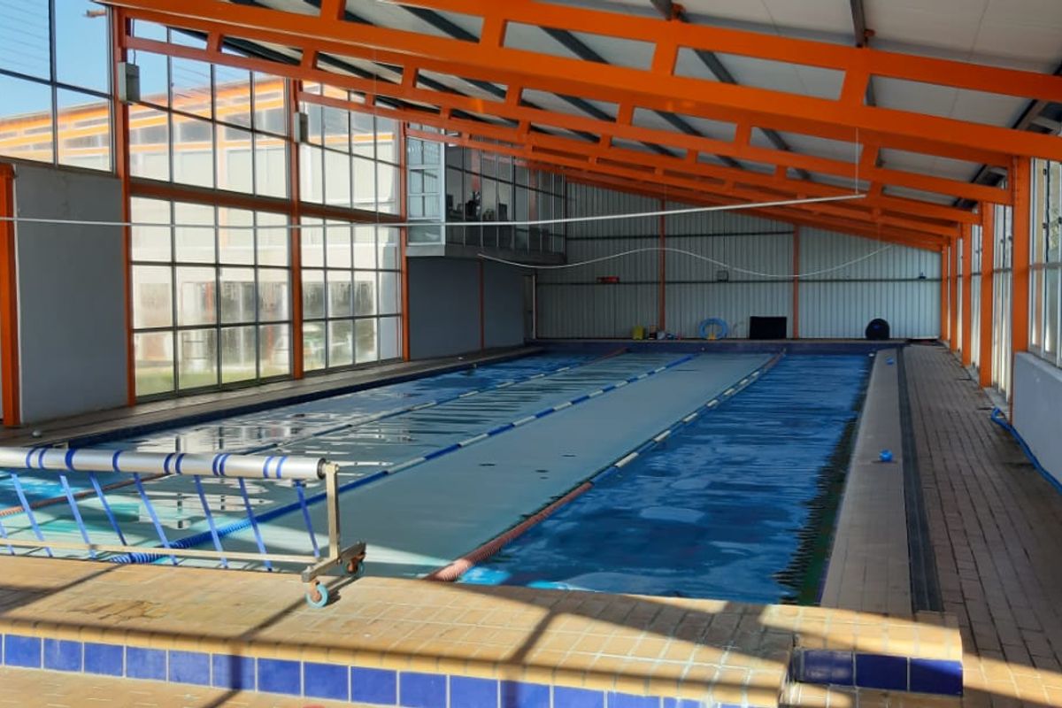 FOR SALE: Unique Property with Indoor Swimming Pool – Endless Potential! - Photo 3