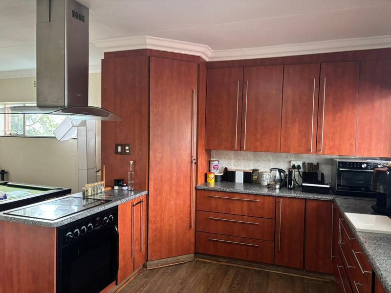 Spacious Family Home with Ample Parking and Garden - Photo 3