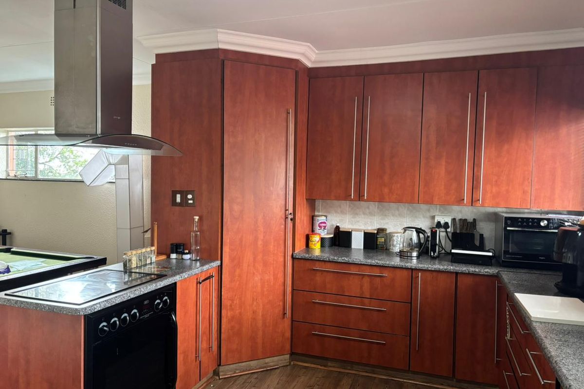 Spacious Family Home with Ample Parking and Garden - Photo 3