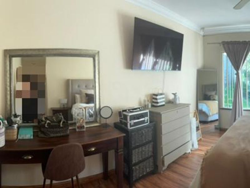 Spacious Family Home with Ample Parking and Garden - Photo 9